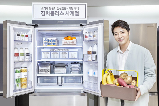 16일 삼성전자 모델이 김치 보관은 물론 열대과일에서 뿌리채소, 와인까지 식품 특성에 따라 맞춤형 보관이 가능한 프리미엄 김치냉장고 '김치플러스'를 소개하고 있다. 삼성전자 제공